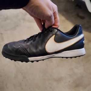 NIKE Youth long turf Size 2.5